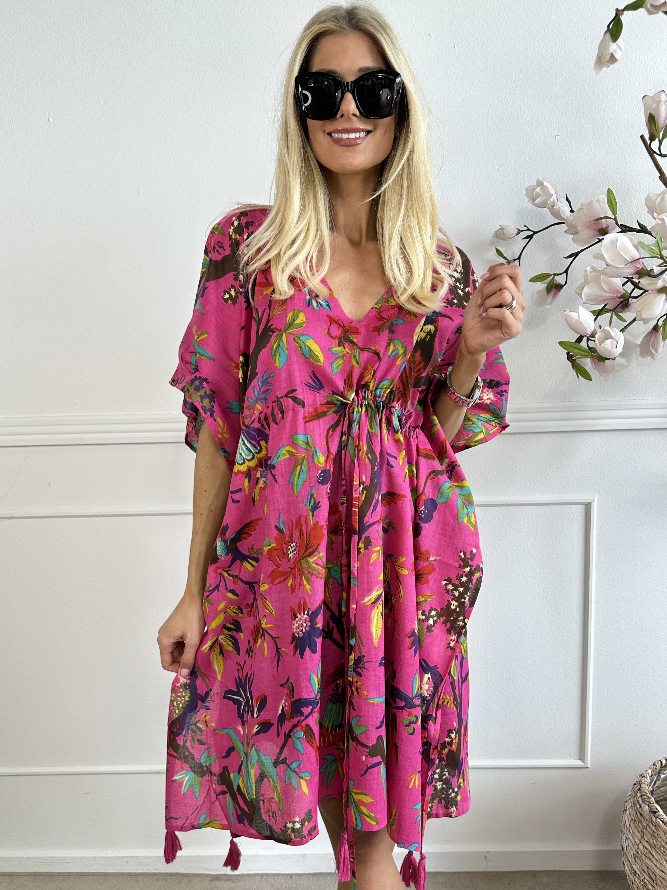 Xenia - Söt blommig tunika med knytband i midjan